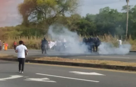 Identifican al manifestante que le arrojó una piedra en los genitales a policía