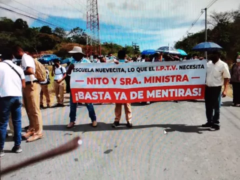 Estudiantes, docentes y padres de familia del IPT de Veraguas cierran vía hacia Santiago 