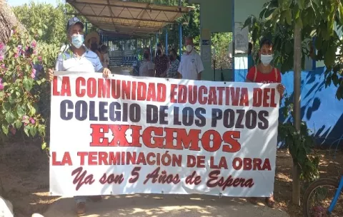 Padres de familia exigen culminación de obras en colegio de Los Pozos en Herrera