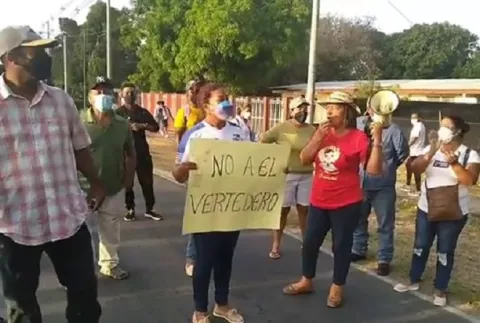 Residentes de El Coco en Penonomé, cierran vía en protesta por el humo que sale del  vertedero 