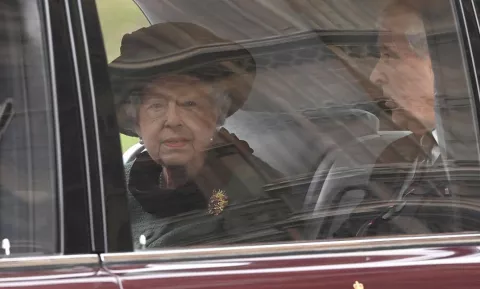 Isabel II exhibe su apoyo al príncipe Andrés en tributo al duque de Edimburgo