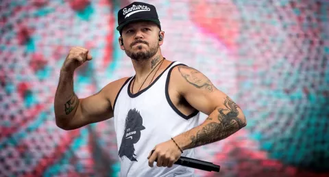Residente estrena un nuevo tema sobre la colonización, 'This is Not America'