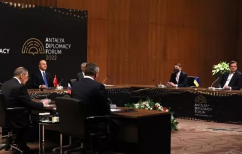 Rusia rechaza negociar una tregua humanitaria en cumbre ministerial con Kiev