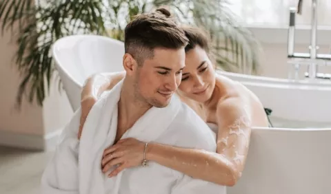 Bañarse en pareja: ¿Cuáles son sus beneficios? 