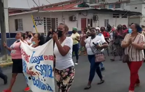 Siguen las protestas en las calles de Colón, por el mal estado de las escuelas 