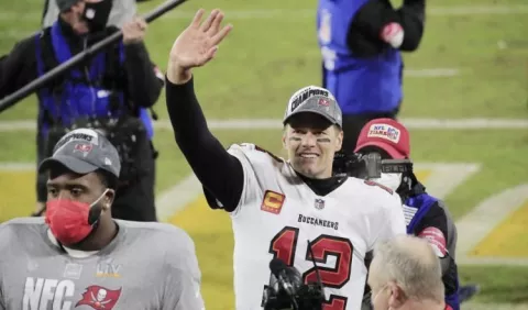 Tom Brady anuncia que seguirá jugando en Tampa Bay
