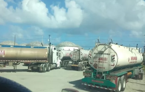Propietarios de transporte de combustibles podrían paralizar el servicio, exigen aumento de fletes