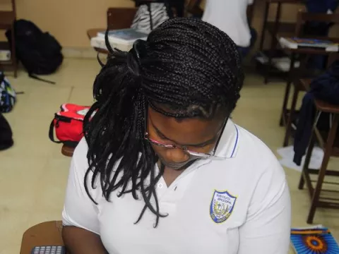 Persiste discriminación contra estudiantes que acuden con trenzas a las escuelas 