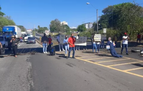 Unidades antidisturbios despejan vía bloqueada por manifestantes de la Unachi