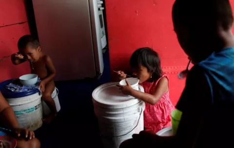 Hogares con niños en América Latina cubren a duras penas los gastos básicos