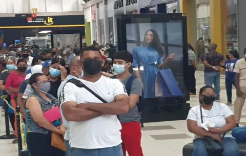 Panamá apenas está analizando eliminar el uso obligatorio de mascarillas en áreas abiertas