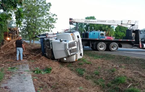 Conductor de camión cargado de caña sale ileso de un aparatoso vuelco en Veraguas