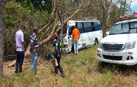 Nueve lesionados en una colisión entre un pick-up y un bus de la ruta Puerto Vidal-Santiago