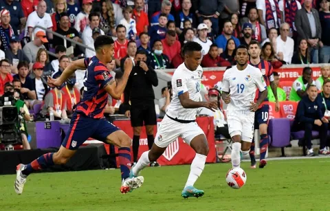 Estados Unidos efectivo, marca el camino a Panamá en el primer tiempo