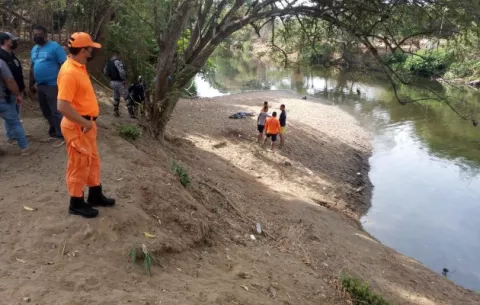 Hombre de 40 años muere por inmersión en el río La Villa 
