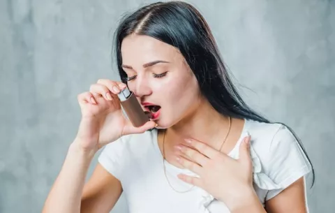 ¿Por qué es riesgoso abusar de los inhaladores de alivio inmediato para controlar los ataques de asma?