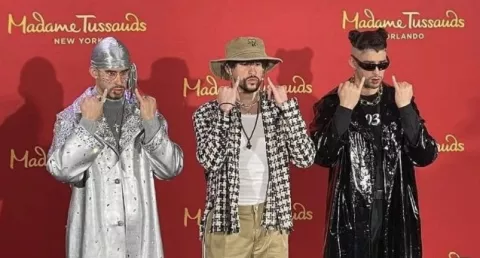 Bad Bunny asistió al museo Madame Tussauds  para develar sus dos figuras de cera