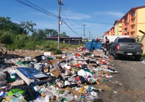  Se acumula basura en la ciudad de Colón, tras segundo día de paro del personal de aseo 