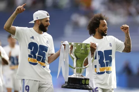 Real Madrid es campeón; Benzema y Marcelo reciben la  copa