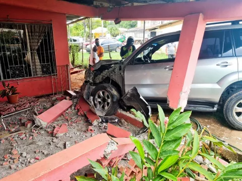 ¡Tremendo susto! Camioneta impacta con ambulancia y queda dentro de una casa en Parita 