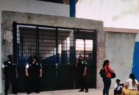 Padres de familia de la Escuela República de Bolivia cierran con candado puerta del plantel