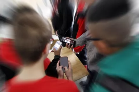 Si tu hijo no suelta el celular, esto es lo que debes hacer
