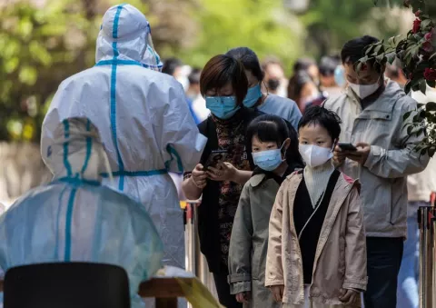 Confinamientos en China pone en aprietos a la mayor planta mundial de ensamblaje de iPhone