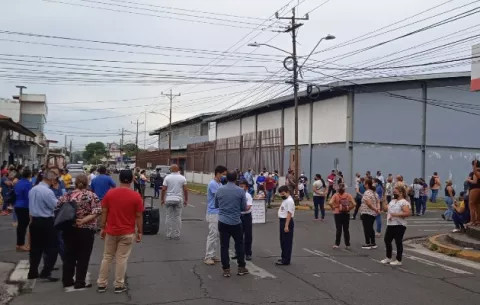 Padres de familia y estudiantes exigen la culminación de la escuela Antonio José de Sucre