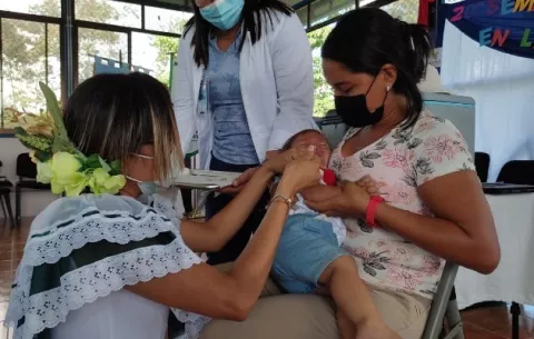 Panamá y Costa Rica realizan vacunación masiva ante movimiento migratorio