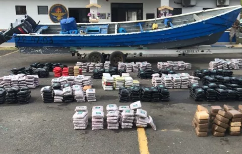 Cuatro detenidos al sur de playa Farallón con 1,105 paquetes de drogas