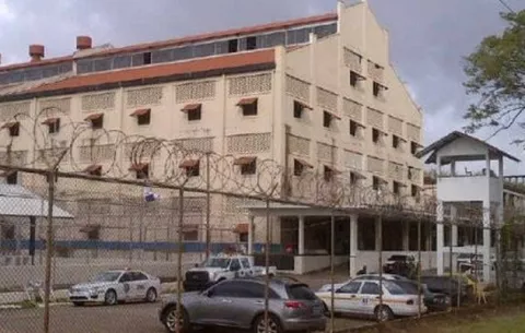 Ciudadano que se fugó de la cárcel transitoria de la Policía Nacional de Colón ahora enfrenta dos cargos