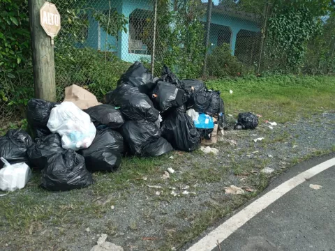 Las calles de Colón siguen llenas de basura por causa de la huelga de los trabajadores de Aguaseo