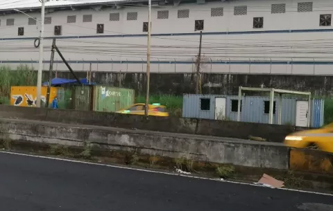 Polémica por la construcción de pequeños comercios a orillas de la carretera Panamá-Colón