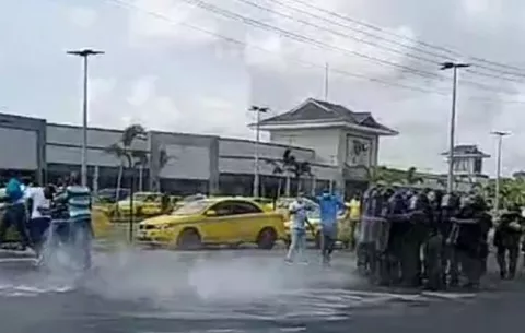 Antimotines desalojan a taxistas del área de los Cuatro Altos durante una protesta contra el alza del combustible 