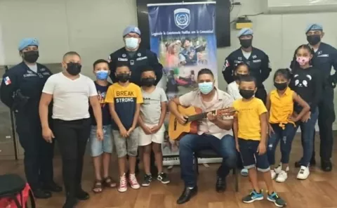   David Cedeño, productor y compositor, imparte clases de música a los residentes de San Miguelito y Chilibre