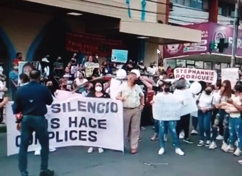 Familiares de Stefannie y sociedad civil hacen vigilia, piden justicia para mujeres violentadas 