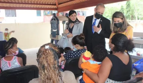 Embajada de Israel entrega donaciones a albergues de mujeres