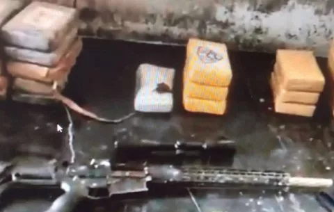 En allanamiento encuentran 27 paquetes de droga y un fusil en una vivienda en Cativá