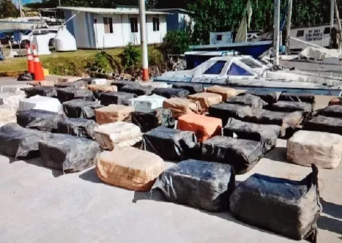  Atrapan a 5 colombianos en lancha rápida con cargamento de cocaína en la Costa Arriba 