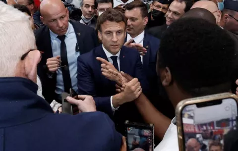 Lanzan tomates a Emmanuel Macron durante su primera salida tras la reelección