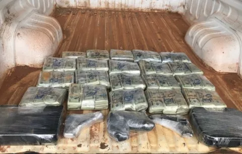 Detienen a una persona con más de 835 mil dólares y cinco armas de fuego en Guabalá