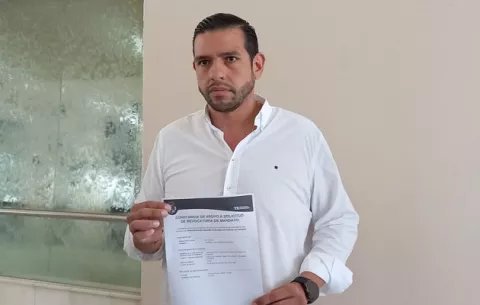 Guillermo Bermúdez, representante de Don Bosco, firma para revocar mandato a Fábrega