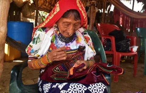 Sipu Mayan, la abuela costurera que diseña molas a sus 88 años