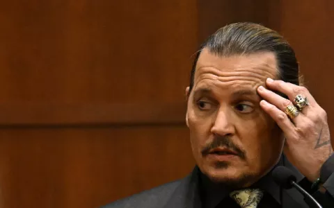  Johnny Depp afirma que Amber Heard dejó 'restos fecales humanos' en su cama