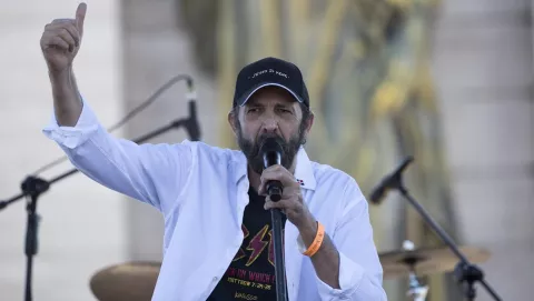 Juan Luis Guerra pospone su concierto en Miami, dio positivo a covid-19