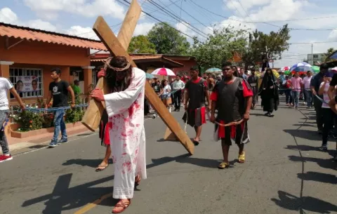 Grupos juveniles retoman el drama del Vía Crucis en vivo en La Chorrera