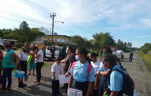 Estudiantes y padres de familia de La Yeguada protestan por la falta de educadores 