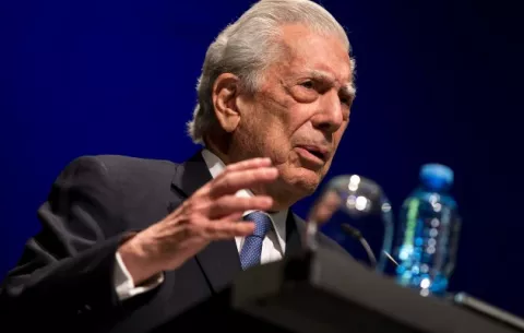 Mario Vargas Llosa hospitalizado por complicaciones con la covid-19