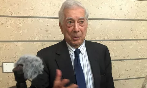 Mario Vargas Llosa se recupera de la covid-19 en su casa