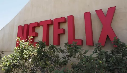 Netflix pierde 200.000 suscriptores, sus acciones caen en un 28%
